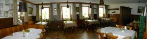 ein Restaurant mit Tischen und Stühlen in einem Zimmer in der Unterkunft Sontheimer Wirtshäusle in Sontheim im Stubental
