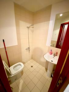 Bathroom sa DXB Backpackers