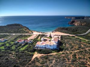 uma vista aérea de uma casa numa colina junto ao oceano em Beach front apartment 1 em Sagres