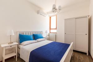 A bed or beds in a room at Mondello Sabrina Apartments