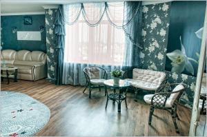 ブリャンスクにあるGostinyi Domのリビングルーム(ソファ、テーブル、椅子付)