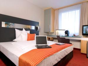 Postel nebo postele na pokoji v ubytování Mercure Hotel Düsseldorf City Nord
