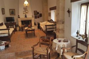 Seating area sa Fabrica Residence - Traditional Cretan Stone House