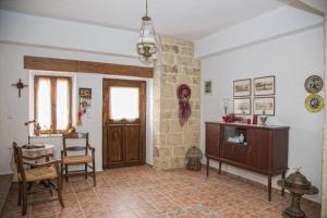 Et sittehjørne på Fabrica Residence - Traditional Cretan Stone House