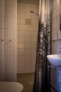 Ett badrum på Hotell Aqva Restaurang & Bar Ett Biosfärhotell med fokus på hållbarhet