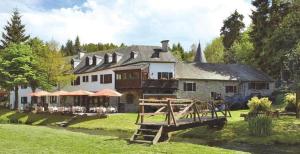 Aed väljaspool majutusasutust Domaine du Moulin d'Asselborn