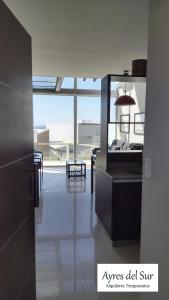 Habitación con espejo y habitación con mesa en Ayres del Sur en Puerto Madryn