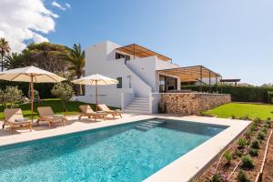 una villa con piscina e una casa di Villa Baixa - Es Canutells a Es Canutells