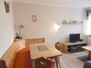 a small living room with a table and a television at Ferienwohnungen Stark in Kelheim