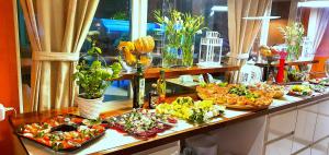 een buffet met veel gerechten op tafel bij SPA Barlinek, Hotel Alma & SPA - UWAGA - styczen do marzec 2026 basen nieczynny! in Barlinek