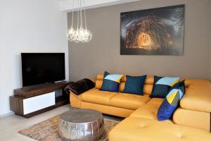 a living room with a couch and a flat screen tv at family + friends apartment ferienwohnung in Ransbach-Baumbach