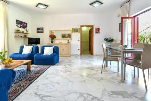sala de estar con sofá azul y mesa en Green Paradise Holidays villa Apartment, en Massa Lubrense
