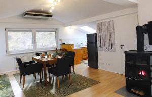 a kitchen and dining room with a table and a fireplace at Baker's Pond Loft Apartment in Velden am Wörthersee