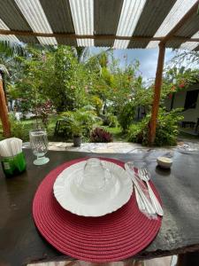 una mesa con una bandeja de plata roja y blanca en Axé Mainha Flats! Quarta Praia!, en Morro de São Paulo