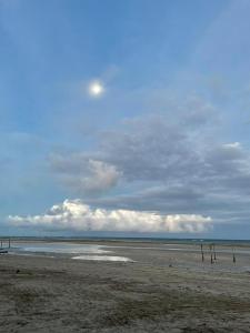 una vista de una playa con la luna en el cielo en Axé Mainha Flats! Quarta Praia! en Morro de São Paulo