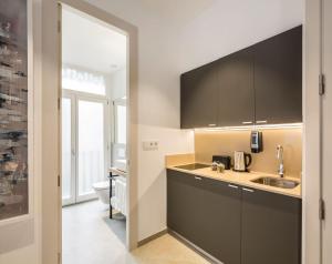 Mon Suites Benlliure的厨房或小厨房