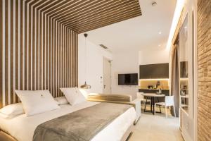 瓦伦西亚Mon Suites Benlliure的一间带大床和书桌的卧室