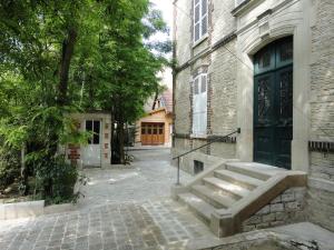 un bâtiment avec un escalier devant une porte dans l'établissement Au fil de Troyes, à Sainte-Savine