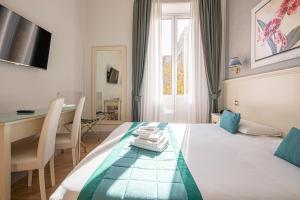 una camera con letto, tavolo e scrivania di Residenza Castrense a Roma