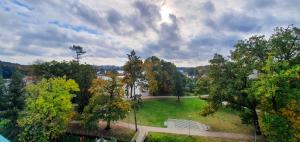 una vista aérea de un parque con árboles y un campo en SPA Barlinek, Hotel Alma & SPA, en Barlinek