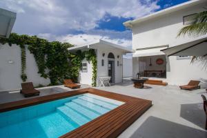 a backyard with a swimming pool and a house at Pousada Casa de Paraty in Paraty