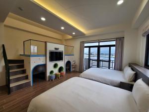 En eller flere senger på et rom på 渡小夜電梯民宿 Yilannight B&B
