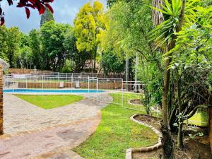 C&C HOTEL VIBES Randpark Ridge JHB 14 Units Availableの敷地内または近くにあるプール