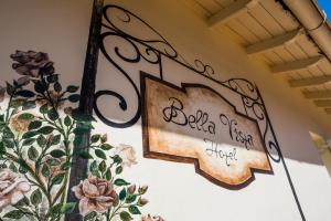 un cartel en una pared con flores. en Bella Vista Beach Hotel, en Benitses