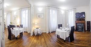 Sainte-Savineにあるオー フィル ドゥ トロワのダイニングルーム(テーブル2台、テレビ付)