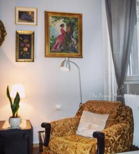 een woonkamer met een bank en een schilderij aan de muur bij Apartment J&M in Zagreb
