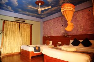 Rúm í herbergi á Chitwan Forest Resort , Chitwan National Park