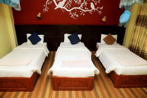 Rúm í herbergi á Chitwan Forest Resort , Chitwan National Park