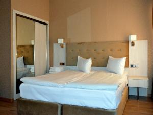 Deluxe Hotel Ganja tesisinde bir odada yatak veya yataklar