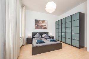 - une chambre avec un lit et une grande armoire en verre dans l'établissement Arbio I Cozy Apart in Leipzig center, à Leipzig