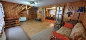 salon z kanapą i schodami w obiekcie Casa de Vacanta Silvia w mieście Mănăstirea Humorului