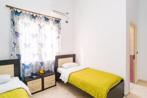 Llit o llits en una habitació de Hotel Shpetimi