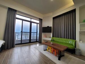 En TV eller et underholdningssystem på 渡小夜電梯民宿 Yilannight B&B