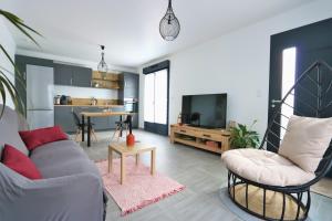 Μια τηλεόραση ή/και κέντρο ψυχαγωγίας στο TOPAZE Nuitée Romantique avec Jacuzzi