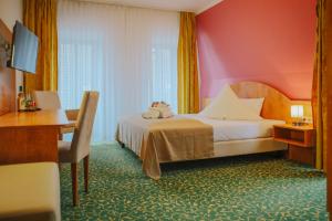 
Ein Bett oder Betten in einem Zimmer der Unterkunft Kulturhotel Fürst Pückler Park
