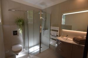 Sainte-Savineにあるオー フィル ドゥ トロワのシャワー、トイレ、洗面台を備えたバスルーム +17枚の写真