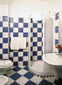 A bathroom at Hotel San Gaetano