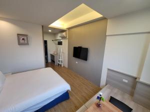 En TV eller et underholdningssystem på 渡小夜電梯民宿 Yilannight B&B