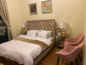 Ένα ή περισσότερα κρεβάτια σε δωμάτιο στο Luxury 1br in Dubai Marina, ask for July Full month offer
