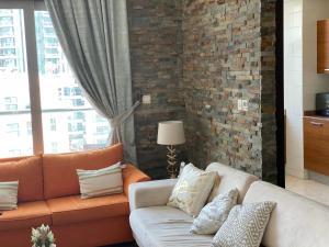Χώρος καθιστικού στο Luxury 1br in Dubai Marina, ask for July Full month offer
