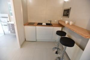 Sainte-Savineにあるオー フィル ドゥ トロワの小さなキッチン(カウンター、スツール2脚付)