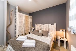 a bedroom with a bed with two towels on it at Charme & Confort-Proche Parc Ornithologique-Dune du Pilat- Petit-déjeuner sur demande - Nuitée, Court séjour, Semaine in Gujan-Mestras