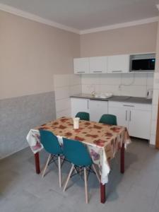 Kuchyňa alebo kuchynka v ubytovaní Apartman Pávai-Silye