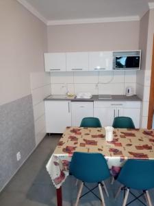 Kuchyňa alebo kuchynka v ubytovaní Apartman Pávai-Silye