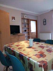 Televízia a/alebo spoločenská miestnosť v ubytovaní Apartman Pávai-Silye
