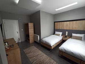 Postel nebo postele na pokoji v ubytování Skylon Airport Hotel